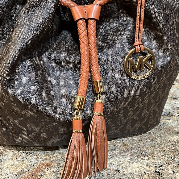 Michael Michael Kors  EUC Shoulder Bag - Picture 3 of 10